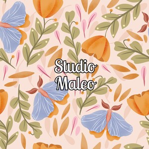 Peut inclure: Un motif sans couture avec des papillons bleus, des fleurs orange et des feuilles vertes sur un fond rose clair. Le texte "Studio Maleo" est centré sur le motif.