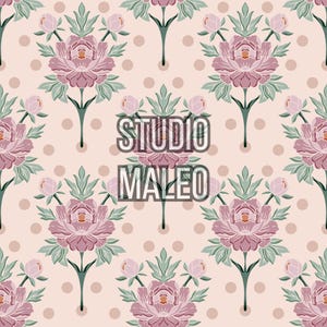 Peut inclure: Motif floral répété avec des pivoines roses stylisées, des feuilles et des tiges vertes, sur un fond pêche clair avec des pois pêche épars. Le texte "STUDIO MALEO" est superposé au motif.