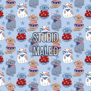 Peut inclure: Motif répété de chats de dessin animé vêtus de tenues patriotiques, avec des pulls, nœuds papillon et bandanas rouges, blancs et bleus. Les chats sont sur un fond bleu clair avec des étoiles bleues, avec le texte "STUDIO MALEO".