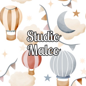 Peut inclure: Un motif sans couture avec des illustrations aquarelle de montgolfières, de nuages, d'étoiles et de croissants de lune. Le texte "Studio Malleo" est écrit en gras, en cursive.