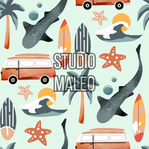 Peut inclure: Motif répété avec des planches de surf orange, des requins, des palmiers, des vans orange, des étoiles de mer et des vagues avec un soleil couchant. Le texte "STUDIO MALEO" est superposé au motif. Le fond est de couleur vert d'eau.