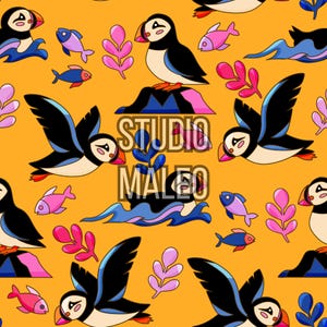 Peut inclure: Un motif répétitif sur fond orange vif représentant des macareux noirs et blancs dans diverses poses, notamment en vol et posés sur des rochers. Le design inclut de petits poissons roses et bleus, des brins de feuilles roses et le texte STUDIO MALEO.
