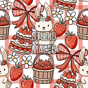 Peut inclure: Motif répété avec un lapin blanc orné d'une couronne de fleurs, des fraises, des gâteaux, des paniers de fraises et des nœuds vichy rouges. Des marguerites blanches sont dispersées dans le motif. Le texte "STUDIO MALEO" est visible.