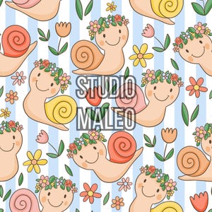 Peut inclure: Un motif répétitif de dessins animés d'escargots souriants portant des couronnes de fleurs, sur fond de rayures verticales bleues et blanches. Les escargots ont des corps couleur pêche et des coquilles dans les tons pêche, rose et jaune. Des fleurs et des feuilles sont dispersées.
