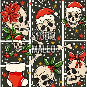 Peut inclure: Motif répété avec des crânes portant des bonnets de Père Noël, du houx et des nœuds rouges. Le motif comprend une chaussette de Noël, des os et le texte "STUDIO MALEO" sur un fond vert foncé avec des points blancs et des étoiles rouges et jaunes.