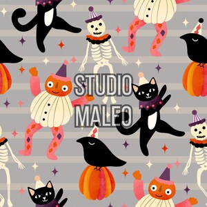 Peut inclure: Motif répété avec des illustrations d'Halloween. Le motif comprend des squelettes de dessins animés, des chats noirs, des corbeaux et des personnages à tête de citrouille, tous ornés de chapeaux et de colliers festifs. Le fond est un motif à rayures grises avec des étoiles et le texte "STUDIO MALEO".