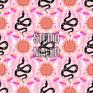 Può includere: Motivo ripetuto con serpenti neri, soli arancioni e funghi rosa su sfondo rosa chiaro. Il design include il testo "STUDIO MAPEO" in una sovrapposizione semitrasparente. Il tema generale è mistico e bohémien.