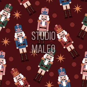 Peut inclure: Un motif répétitif sur fond marron foncé représentant des casse-noisettes stylisés en uniformes bleu, rose, vert et rouge, parsemé d'étoiles orange à quatre branches et de cercles marron. Le texte STUDIO MALEO est au centre.