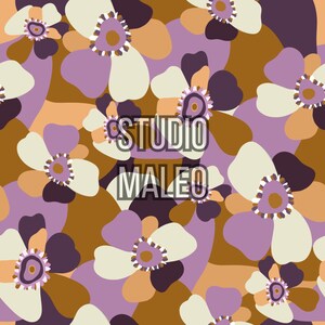 Peut inclure: Motif floral répété avec de grandes fleurs stylisées dans des tons crème, lavande et violet foncé, sur un fond de formes organiques marron et beige. Le texte "STUDIO MALEO" est superposé au motif.