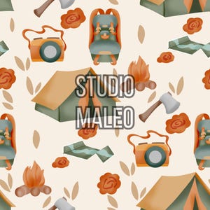Peut inclure: Un motif sans couture représentant des éléments de camping et de nature. Le motif comprend une tente verte et brune, un sac à dos bleu, un appareil photo, un feu de camp, une hache et des fleurs orange. Le texte "Studio Maleo" est également inclus dans le motif.