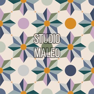 Peut inclure: Un motif géométrique répétitif sur fond crème composé d'étoiles à huit branches multicolores dans des tons bleu sarcelle, lavande, bleu et vert olive, alternant avec des cercles orange et gris clair. Le texte STUDIO MALEO est centré.