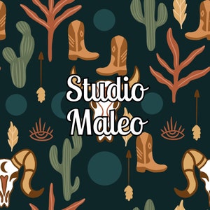 Peut inclure: Un motif sans couture présentant une variété d'éléments d'inspiration sud-ouest, notamment des cactus, des flèches, des crânes d'animaux et des bottes de cowboy. Le texte "Studio Malea" est affiché en évidence au centre du motif.