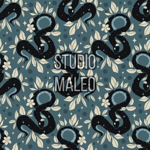 Peut inclure: Motif répété de serpents noirs étoilés, ventre bleu clair, feuilles et fleurs crème sur fond bleu canard. Le texte "STUDIO MALEO" est superposé. Idéal pour tissu ou papier peint.