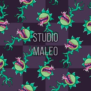 Peut inclure: Motif répété de plantes carnivores de style cartoon avec des pétales verts, des langues roses et des dents pointues. Les plantes sont disposées sur un fond à carreaux violet foncé, avec le texte "STUDIO MALEO" au centre.