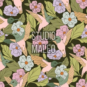Peut inclure: Motif répété avec des colibris, des fleurs et des feuilles dans des tons de rose, de vert et de pêche sur un fond sombre. Le texte "STUDIO MALEO" est superposé au motif.