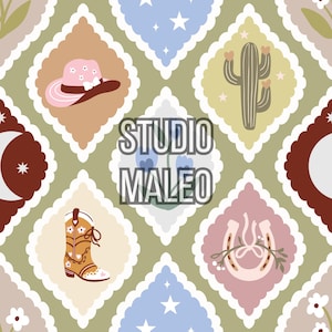 Peut inclure: Motif répété avec des bottes de cowboy, un cactus, un fer à cheval, un chapeau et un croissant de lune. Le motif comprend le texte "STUDIO MALEO" au centre, sur un fond vert clair avec des cadres en forme de losange.