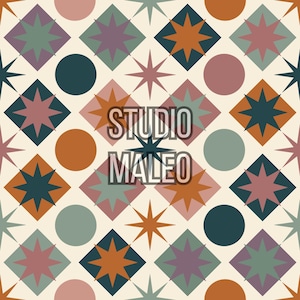 Peut inclure: Motif géométrique avec des losanges, des cercles et des éclats d'étoiles dans des tons de teal, orange, violet et rose sur fond crème. Le texte "STUDIO MALEO" est superposé. Idéal pour tissu ou papier peint.