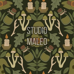 Peut inclure: Un motif répétitif sur fond vert foncé représentant des bougies beiges dans des bols, des champignons vert clair, des petites bouteilles en verre avec des bouchons marron, des feuilles de chêne et des brindilles. Le texte STUDIO MALEO est centré.