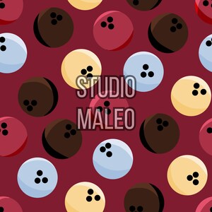 Peut inclure: Un motif répétitif de boules de bowling dans des tons marron foncé, bleu clair, crème et rouge profond sur un fond bordeaux. Chaque boule présente trois trous noirs pour les doigts. Le texte STUDIO MALEO est centré en blanc avec un contour sombre.