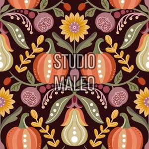 Peut inclure: Un motif répétitif sur fond marron foncé représentant des citrouilles orange, des tournesols jaunes, des figues violet clair et des feuilles vertes. Le texte STUDIO MALEO est centré au milieu du motif dans une police blanche sans empattement.
