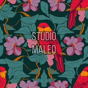 Könnte beinhalten: Nahtloses Muster mit roten Vögeln, gelben Schnäbeln, lila Blumen und grünen Blättern. Der Text "STUDIO MALEO" ist sichtbar. Der Hintergrund ist dunkelblaugrün. Geeignet für Stoff oder Tapete.