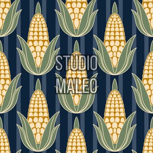 Peut inclure: Motif répété de maïs stylisé sur fond bleu foncé à rayures verticales. Le maïs est de couleur beige clair avec des feuilles vertes. Le texte "STUDIO MALEO" est superposé à l'image.