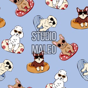 Puede incluir: Patrón repetitivo sobre un fondo azul claro con perros de dibujos animados que llevan gafas de sol y flotan en flotadores. Los flotadores tienen lunares rojos y blancos o rayas azules y blancas. El texto "STUDIO MALEO" está en el centro.
