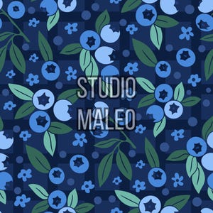 Peut inclure: Motif sans couture avec des myrtilles, des feuilles et de petites fleurs dans des tons de bleu et de vert sur fond bleu foncé. Le texte "STUDIO MALEO" est superposé au motif.