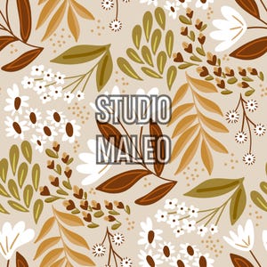 Peut inclure: Motif floral continu avec des marguerites blanches, des feuilles marron et vert olive, et de petits points bruns sur fond beige. Le texte "STUDIO MALEO" est superposé. Parfait pour tissu ou papier peint.