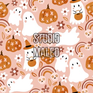 Peut inclure: Motif répété avec des fantômes blancs, des citrouilles oranges, des arcs-en-ciel et des fleurs sur fond rose clair. Le texte "STUDIO MALEO" est superposé. Thème général : Halloween.