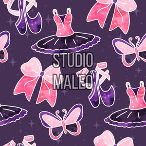 Peut inclure: Motif répétitif avec des illustrations sur le thème du ballet. Le design comprend des nœuds roses, des chaussons de danse, des tutus et des papillons, le tout sur un fond violet foncé avec des étoiles blanches. Le texte "STUDIO MALEO" est également présent.