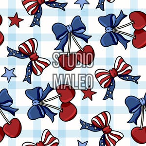Peut inclure: Motif répété avec des cerises rouges, des nœuds bleus, des nœuds à rayures rouges et blanches et des étoiles bleues sur un fond à carreaux bleu clair et blanc. Le texte "STUDIO MALEO" est superposé au motif.