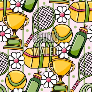 Peut inclure: Motif répété avec des équipements de tennis, tels que des raquettes, des balles et des sacs, ainsi que des trophées, des fleurs et des bouteilles d'eau. Le design est sur un fond rose avec des rayures vertes et le texte "STUDIO MALEO".