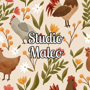 Peut inclure: Un fond beige avec un motif répétitif de poulets bruns et gris, de fleurs orange et jaunes et de feuilles vertes. Le texte "Studio Maleo" est au centre de l'image.