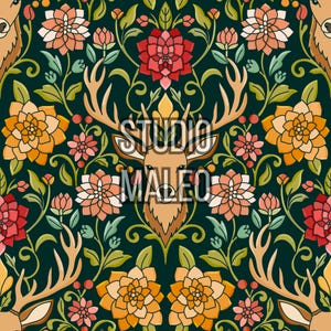 Peut inclure: Un motif répétitif sur fond vert foncé représentant des têtes de cerfs stylisées avec de grands bois, entourées de fleurs orange, roses et rouges vives avec des feuilles vertes. Le texte STUDIO MALEO est centré en blanc sur la tête du cerf central.