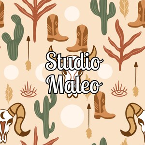 Peut inclure: Un motif sans couture présentant une variété d'éléments du désert du sud-ouest, notamment des cactus, des bottes de cowboy, des flèches et un crâne. Le texte "Studio Malea" est présenté au centre du motif.
