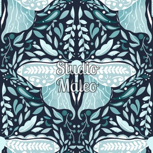 Peut inclure: Un motif sans couture représentant un papillon stylisé dans des tons de bleu et de blanc sur un fond bleu foncé. Le motif est rempli de détails complexes et d'éléments floraux, créant une esthétique fantaisiste et élégante.
