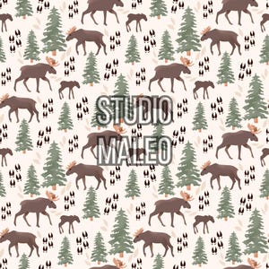 Peut inclure: Un motif sans couture représentant des orignaux et des sapins sur un fond beige clair. Les orignaux sont bruns et ont des bois. Les sapins sont verts et ont un effet aquarelle. Le motif est répété sur toute l'image.