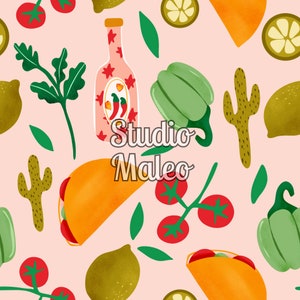 Peut inclure: Un motif coloré présentant une variété d'aliments, notamment des citrons, des limes, des tomates, des poivrons et des tacos. Le motif comprend également des cactus, des feuilles et une bouteille de sauce piquante. Le texte "Studio Maleo" est présenté au centre du motif.