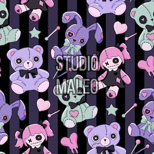 Peut inclure: Un motif répétitif composé de peluches illustrées, dont des ours lavande, des ours vert menthe et des poupées aux cheveux roses, avec des yeux en boutons et des coutures apparentes. Le fond présente des rayures verticales noires et violettes avec des cœurs et des étoiles roses. Le texte indique STUDIO MALEO.