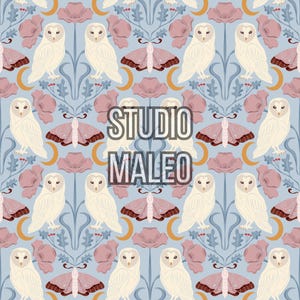 Peut inclure: Motif répétitif avec des hiboux crème, des papillons roses et des fleurs stylisées sur fond bleu clair. Le motif comprend des croissants de lune et des éléments floraux décoratifs. Le texte "STUDIO MALEO" est superposé.