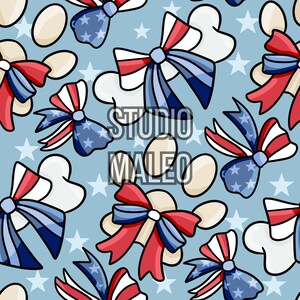 Peut inclure: Motif répétitif de nœuds patriotiques rouges, blancs et bleus avec des étoiles sur fond bleu clair. Certains nœuds présentent des étoiles et des rayures. Le texte "STUDIO MALEO" est superposé au motif.