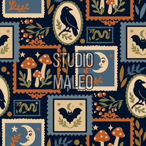 Peut inclure: Un motif de tissu bleu foncé présentant des cadres répétés de style timbre-poste contenant des illustrations de corbeaux, champignons, lunes croissantes, chauves-souris et serpents. Le texte STUDIO MALEO est superposé au centre. La palette de couleurs inclut des tons orange, crème et vert sourd.