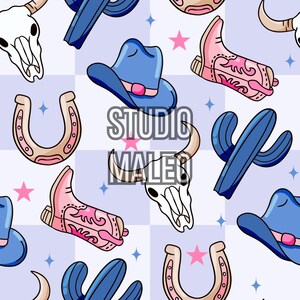 Peut inclure: Motif répété avec des illustrations sur le thème des cow-boys. Le motif comprend des chapeaux de cow-boy bleus, des bottes de cow-boy roses, des crânes de vache blancs, des fers à cheval et des cactus bleus, sur un fond à carreaux avec des étoiles. Le texte "STUDIO MALES" est également présent.