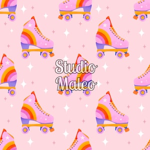 Peut inclure: Un motif sans couture représentant des patins à roulettes roses avec des rayures arc-en-ciel et des étoiles blanches sur un fond rose avec des étoiles blanches. Le texte "Studio Maleo" est au centre du motif.