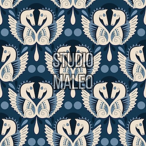 Peut inclure: Motif répété de chevaux ailés crème et bleus sur fond bleu foncé. Le motif comprend des formes de gouttes et des cercles. Le texte "STUDIO MALEO" est visible. Design symétrique et décoratif.