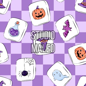 Peut inclure: Motif répété d'illustrations sur le thème d'Halloween sur un fond à carreaux violets. Les illustrations comprennent une citrouille d'Halloween, un chapeau de sorcière, une chauve-souris, une araignée, un fantôme et une bouteille de potion. Le texte "STUDIO MALEO" est au centre.