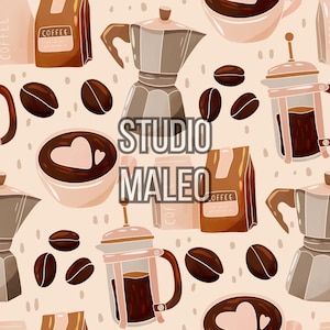 Puede incluir: Un patrón sin costuras con ilustraciones relacionadas con el café. El diseño incluye granos de café, tazas de café con arte latte en forma de corazón, cafeteras y bolsas de café. El texto "STUDIO MALEO" está superpuesto en el diseño. La paleta de colores es principalmente marrón y beige.