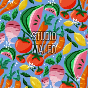 Può includere: Un vivace motivo illustrato con un assortimento di prodotti freschi su sfondo azzurro. Il design include carote arancioni brillanti, pomodori rossi, fette di anguria rosa, limoni gialli e ravanelli rosa. Il testo "STUDIO MALEO" è sovrapposto.