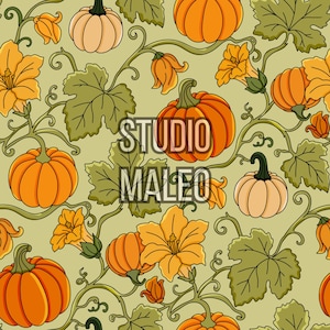 Peut inclure: Un motif répétitif composé de citrouilles orange et jaune pâle, de feuilles vertes et de fleurs jaunes sur un fond vert olive clair. Le texte STUDIO MALEO est centré au milieu de l'image dans une police sans empattement en gras.